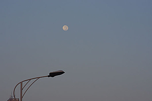 路灯与月球
