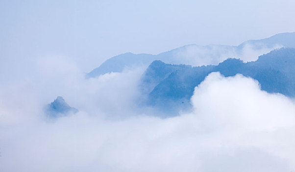 雾色山峦