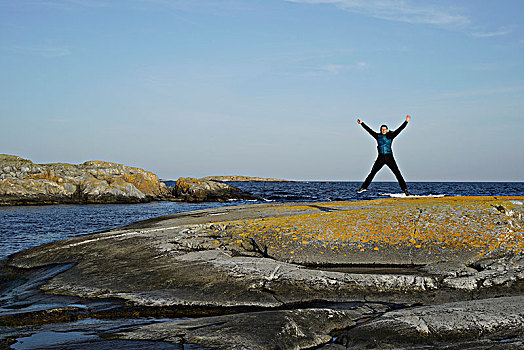人,跳跃,岩石海岸
