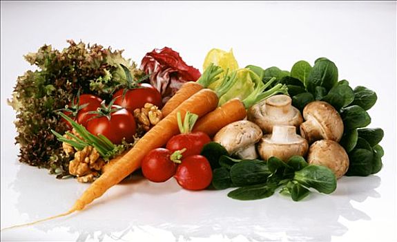 蔬菜静物,莴苣,蘑菇,核桃仁