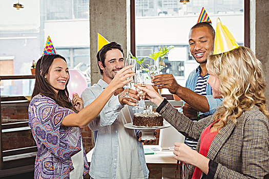 高兴,同事,祝酒,庆贺,拿着,生日蛋糕,办公室