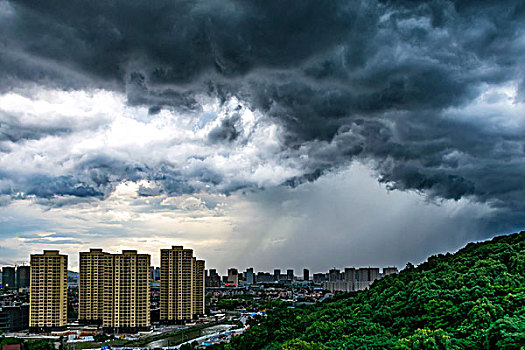 乌云密布阵雨