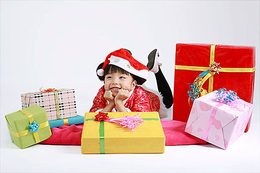 躺在一堆礼品盒中间的小女孩
