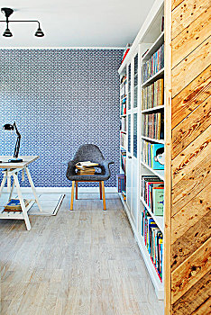 书架,扶手椅,正面,墙壁,蓝色,白色,壁纸