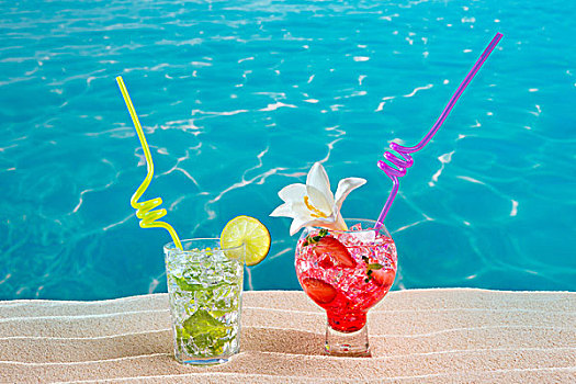 薄荷叶松香,草莓,鸡尾酒,白色背景,沙滩,蓝绿色海水