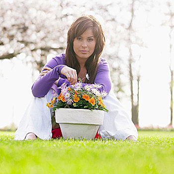 女人,草地,容器,银莲花,三色堇