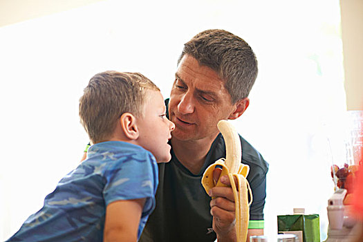 男孩,父亲,分享,新鲜,香蕉,厨房