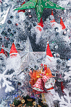 重庆北滨路龙湖星悦广场室内2018圣诞节圣诞树上的圣诞老人
