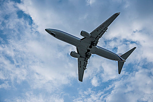 中国国际航空的飞机正降落重庆江北机场