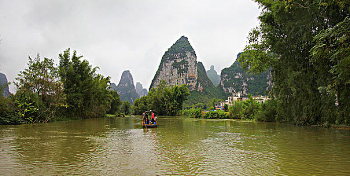 广西黑衣壮族风景区景色倒影竹筏