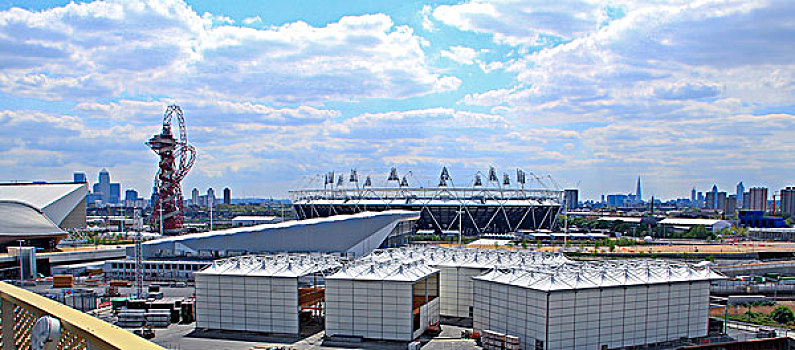 具有现代气息的英国伦敦奥运公园,伦敦碗,奥林匹克体育场和火炬