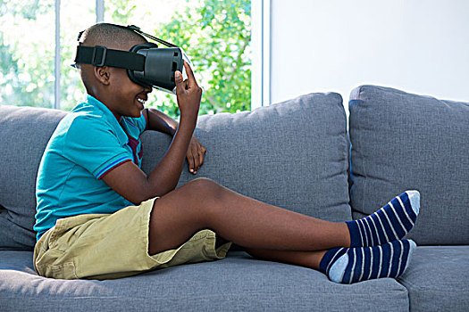 侧面视角,男孩,穿,虚拟现实,耳机,在家,坐,沙发
