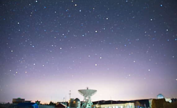 银河星空下的新疆南山天文台