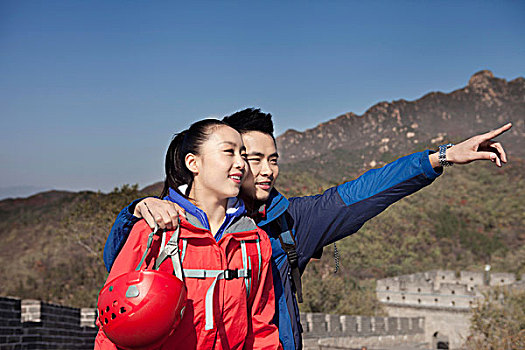 一个青年女人在长城旅游喝水