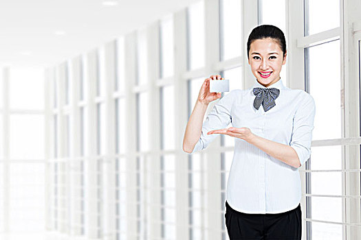 客戶服務女性展示銀行卡