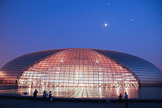 灯光映衬下的中国国家大剧院