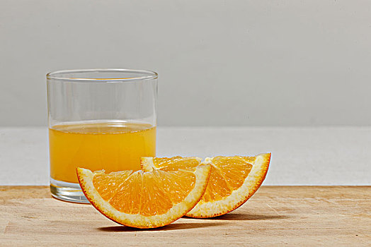 切开的橙子和一杯橙汁橙汁