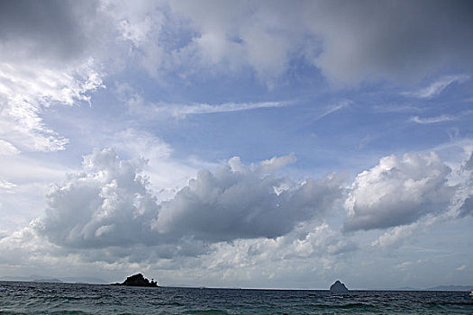 泰国普吉岛海滩红色摩托艇蓝天白云海岛图片素材