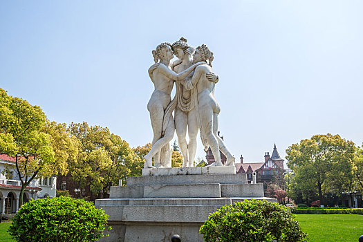 上海车墩影视城内的欧式雕塑