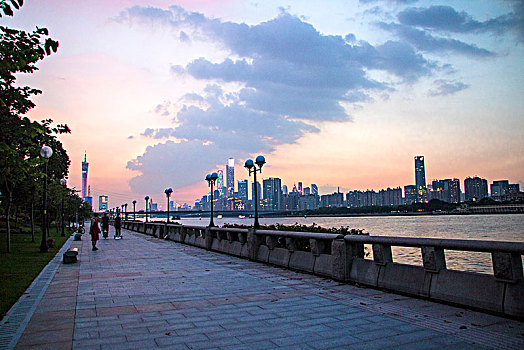 夕阳下的广州江边