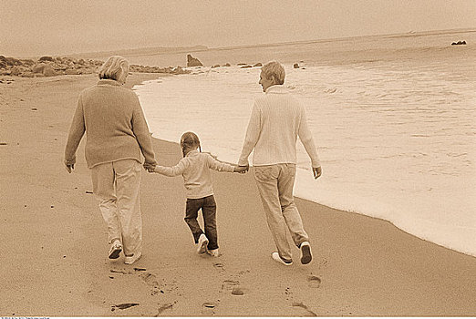 后视图,祖母,孙女,走,海滩