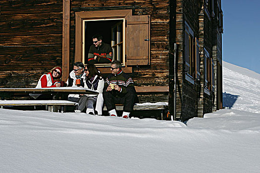 朋友,咖啡,滑雪小屋