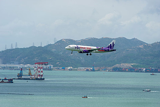 一架香港快运航空的客机正降落在香港国际机场