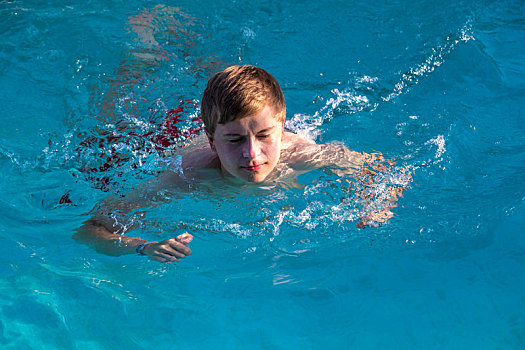 男孩,享受,游泳,游泳池