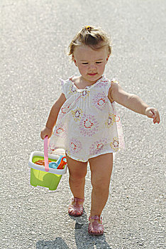 女孩,服装,桶,街道,人,孩子,幼儿,1-2岁,衣服,夏天,户外,玩具,全身