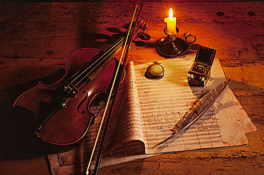 小提琴,乐谱,鹅毛笔,烛光