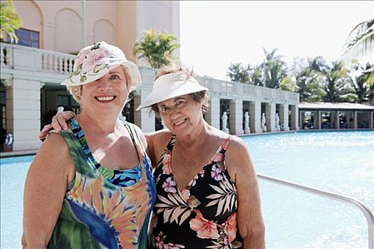 肖像,两个女人,池边,比尔提默酒店,珊瑚顶市,佛罗里达,美国