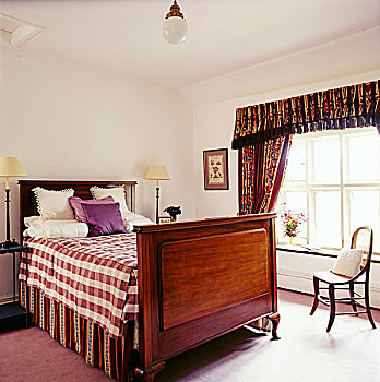 老式,床,红色,白色,格子布,投掷,紫色,散落,垫子,晴朗,卧室,墙壁