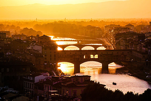 夕阳下佛罗伦萨老桥的剪影
