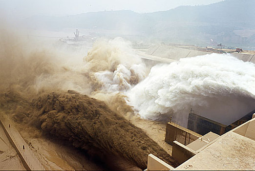 2002年6月,黄河小浪底水库调沙的壮观场面