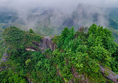 江西赣州于都县宽石寨,雨中丹霞风光秀美,雨雾缭绕山水如画