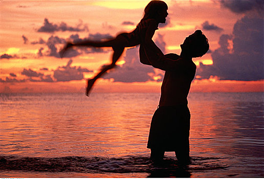 父亲,举起,女儿,空中,海滩,日落