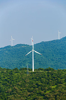 广东省阳江海陵岛山上的发电风车