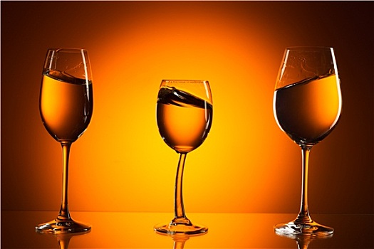 三个,玻璃杯,橙色背景