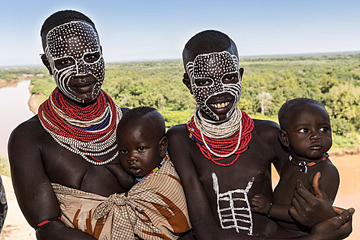 两个,美女,婴儿,脸部彩绘,卡罗部落,后面,奥莫河,南方,区域,埃塞俄比亚,非洲