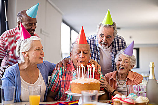 朋友,看,老人,吹,生日蜡烛,蜡烛,生日蛋糕,聚会,养老院