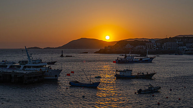 夕阳下的港湾