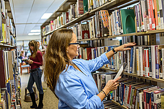 成年,女人,选择,书本,图书馆