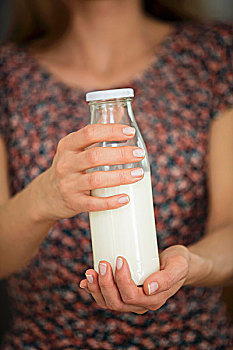 女人,拿着,瓶子,牛奶