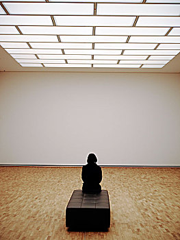 人,坐,长椅,博物馆,看,白色,空,墙壁