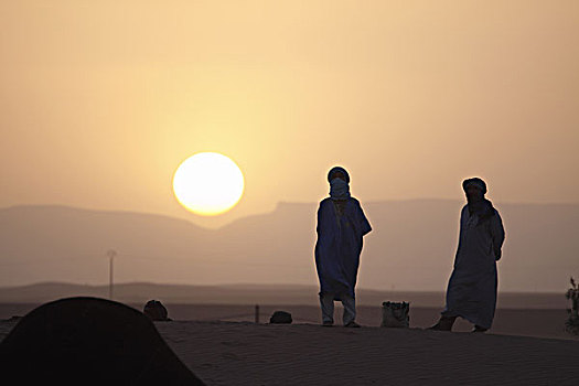 非洲,北非,摩洛哥,梅如卡,却比沙丘,撒哈拉沙漠,部落男人,日落