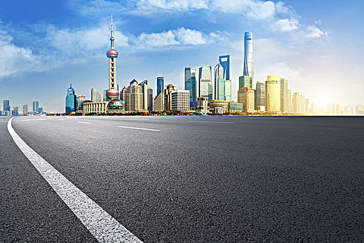 沥青路面和上海陆家嘴金融中心建筑群