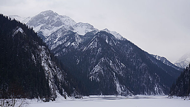 冬季九寨沟长海与雪山