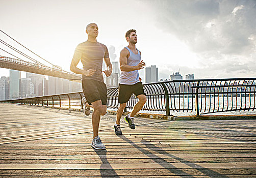 两个,男性,跑,朋友,正面,布鲁克林大桥,纽约,美国