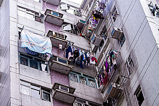 澳门住宅楼阳台上,人们晾晒的衣物
