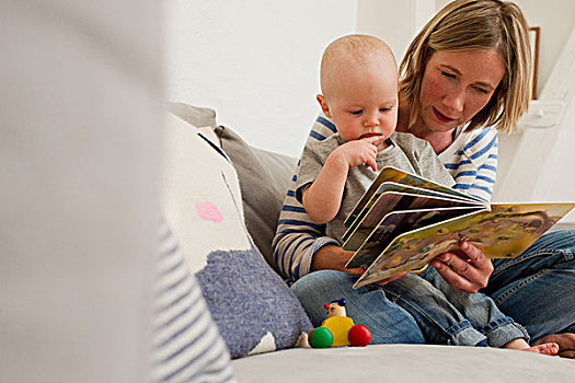成熟,母亲,婴儿,女儿,起居室,沙发,读,故事书